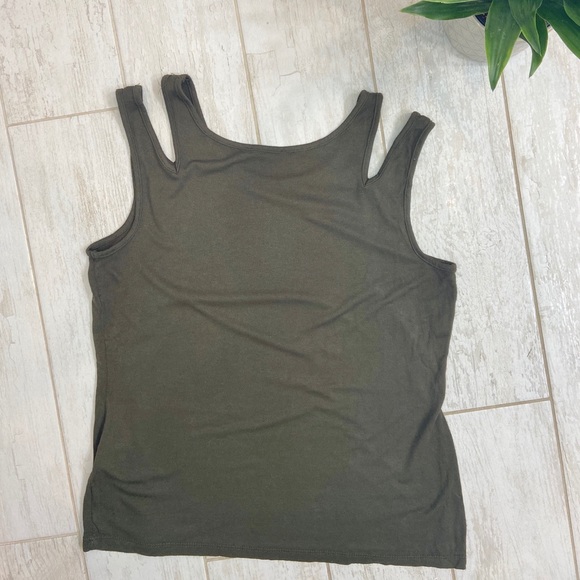 Suzy Shier Olive Green Top - Picture 3 of 3